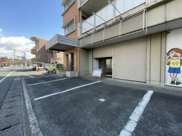ビューハイツクラタの駐車場