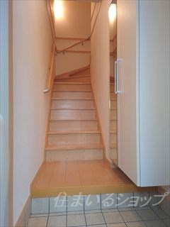 アヴェイラブルＢ棟の玄関|ミラー付き大型シューズボックス