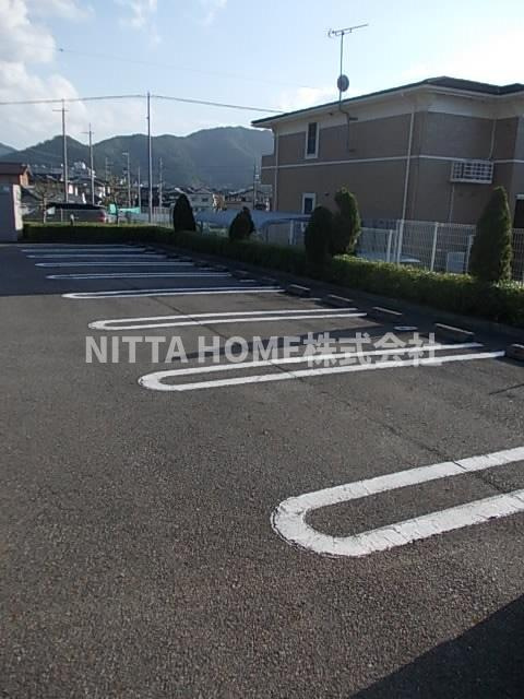 ハイファイン藤の駐車場|敷地内に駐車場があります＊