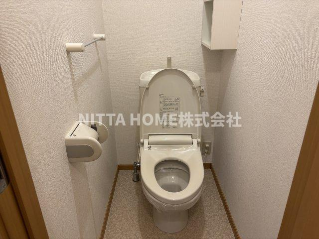 ハイファイン藤のトイレ|収納付きの落ち着いたトイレです＊