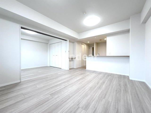 ライフピア草加グランドステージの居間・リビング|ドキドキの新生活も、安心してスタート。ぴったりの住まいを見つけませんか？クランディアが一緒に住まい選びをサポートします‼　まずは、お気軽にお問合せください　＃クランディア