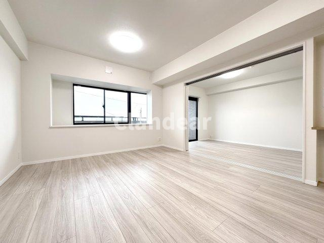 ライフピア草加グランドステージの居間・リビング|ドキドキの新生活も、安心してスタート。ぴったりの住まいを見つけませんか？クランディアが一緒に住まい選びをサポートします‼　まずは、お気軽にお問合せください　＃クランディア