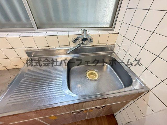 御幸東町テラスハウス　賃貸のキッチン|コンパクトなキッチンで掃除もラクラク