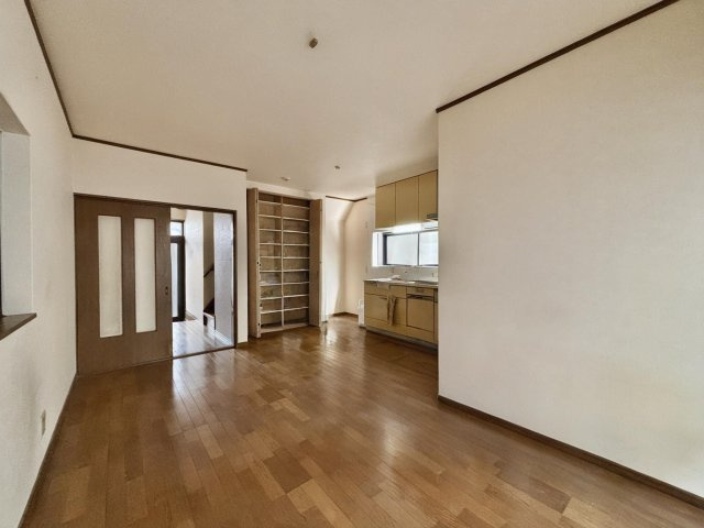 宇治市伊勢田町砂田の居間・リビング|※本画像は空室時の写真を加工し、家具・小物等を撤去したイメージです。
実際の仕様とは異なる場合がございます。