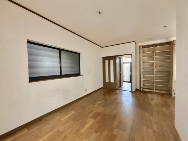 宇治市伊勢田町砂田の居間・リビング|※本画像は空室時の写真を加工し、家具・小物等を撤去したイメージです。
実際の仕様とは異なる場合がございます。