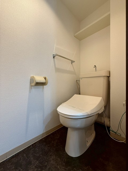【トイレ】 | サン・ヒル7 | トイレは温水洗浄便座付き♪人気のバストイレ別です♪小物を置ける便利な棚やタオルハンガーも付いています♪