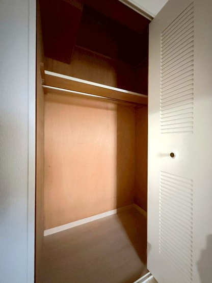 【収納】 | サン・ヒル7 | 洋室4.5帖のお部屋にあるクローゼットです♪お洋服もしわにならず、キレイに収納できます☆