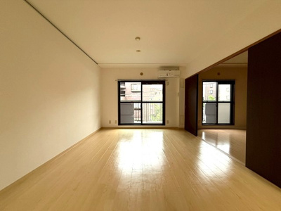【居間・リビング】 | サン・ヒル7 | 南向きリビングダイニングキッチン10帖☆バルコニーに繋がるお部屋です♪エアコン付きで1年中快適に過ごせますね☆