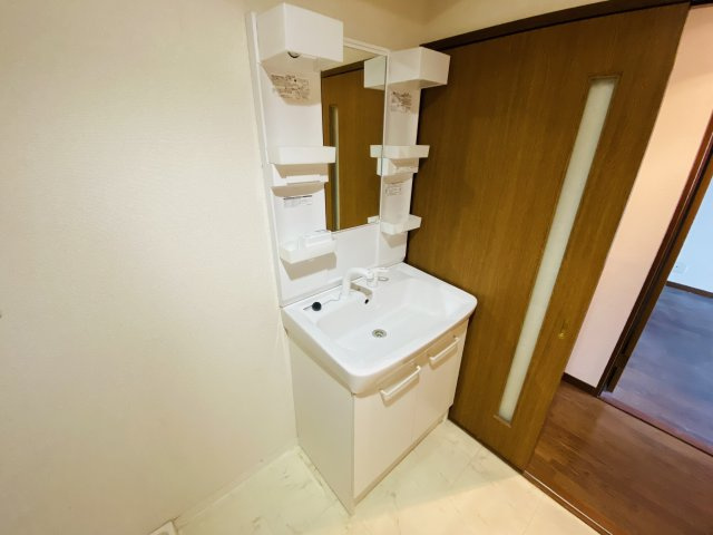 ハイフラッツ２１３の独立洗面台|朝の支度にも助かる、独立の洗髪洗面化粧台