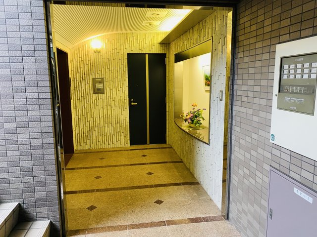 ハイフラッツ２１３のロビー|1階エレベーターホールです