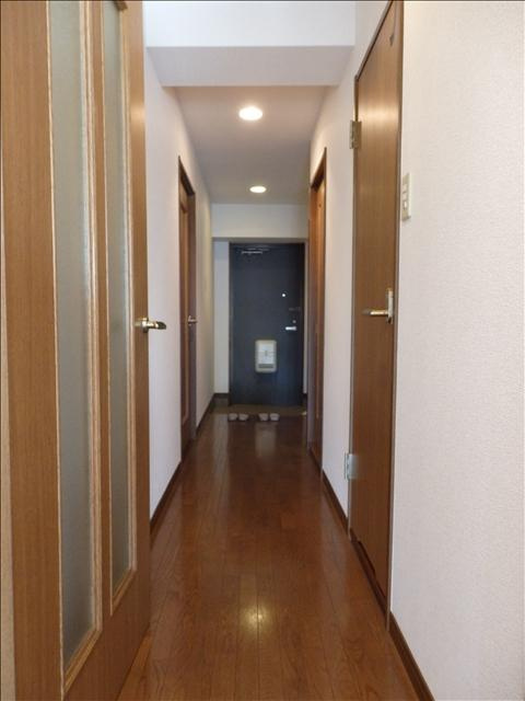 ハイフラッツ２１３の玄関|明るい玄関です