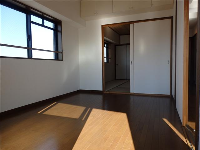 ハイフラッツ２１３の洋室|落ち着いた色調の洋室です