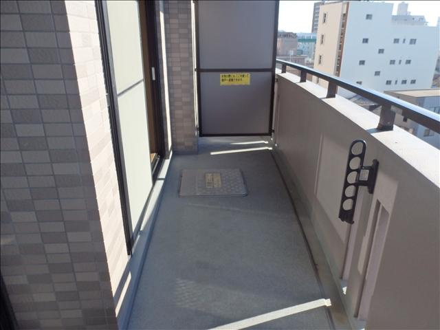 ハイフラッツ２１３のバルコニー|お洗濯にも便利なバルコニー付き