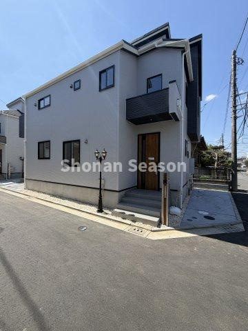 【間取り】 | 防犯面も安心！接地面少なく、開放的な２方（北・東）角住居◎　
キッチンには「食洗機」を搭載し、食後の家事負担をグッと軽減することができますよ♪
