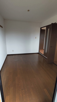 【居間・リビング】 | プレアール井高野Ⅱ | 外の光が差し込む明るいお部屋です