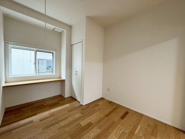 ーSUN COURT－サンコートー小倉南区朽網西1丁目　【小倉南区　新築戸建て】の洋室|リビング横の洋室はライフスタイルに応じて使用できますね♪　【小倉南区　新築戸建て】