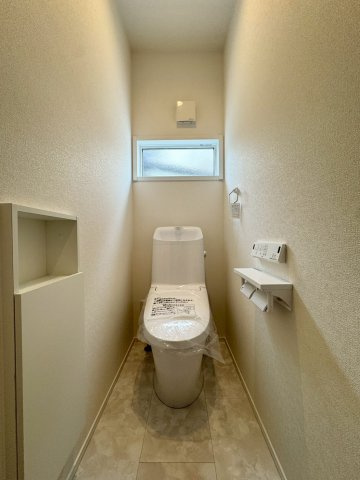 ーSUN COURT－サンコートー小倉南区朽網西1丁目　【小倉南区　新築戸建て】のトイレ|1階トイレ♪パワーストリーム洗浄で隅々までしっかり汚れを洗い流し、節水もできるトイレ♪【小倉南区　新築戸建て】