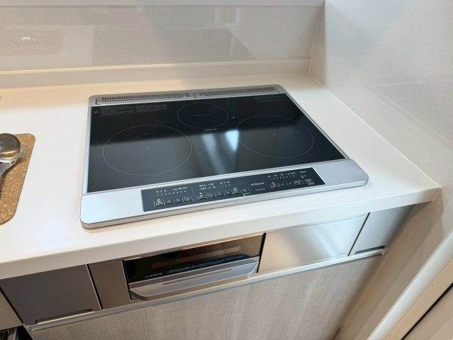 ーSUN COURT－サンコートー小倉南区朽網西1丁目　【小倉南区　新築戸建て】のキッチン|IHクッキングヒーターはフラット天板のため、サッと拭くだけでお手入れもラクラク♪【小倉南区　新築戸建て】
