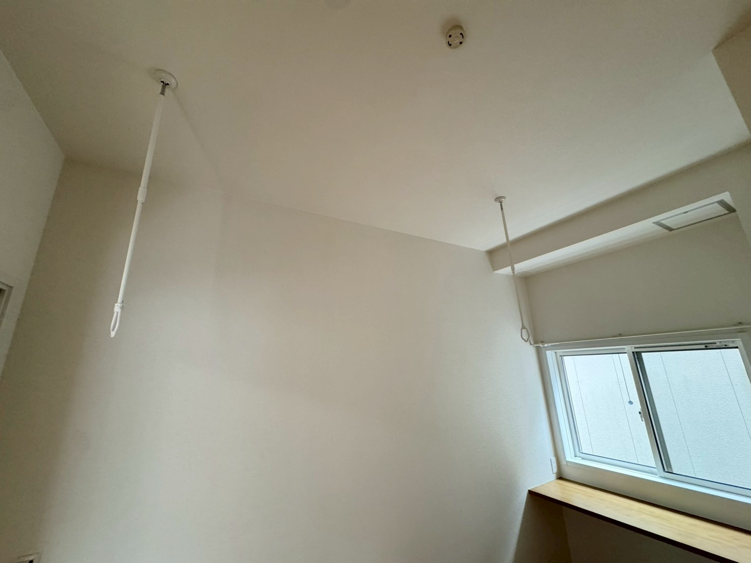 ーSUN COURT－サンコートー小倉南区朽網西1丁目　【小倉南区　新築戸建て】の設備|１階洋室にはホスクリーン完備♪雨の日など室内干しするのに大活躍♪　【小倉南区　新築戸建て】