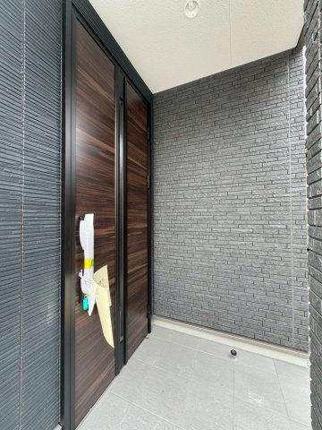 ーSUN COURT－サンコートー小倉南区朽網西1丁目　【小倉南区　新築戸建て】の玄関|施錠開錠がワンタッチのキーレス玄関ドア。　【小倉南区　新築戸建て】
