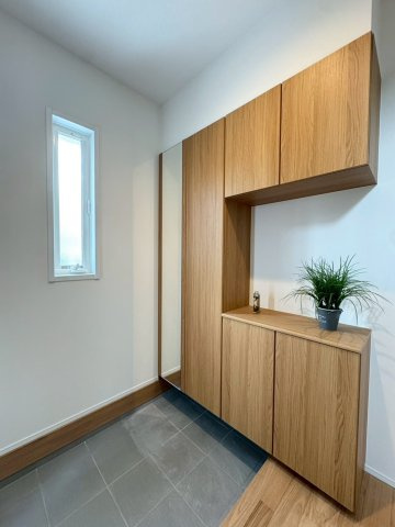 ーSUN COURT－サンコートー小倉南区朽網西1丁目　【小倉南区　新築戸建て】の玄関|姿見付きのシューズボックスを完備♪【小倉南区　新築戸建て】