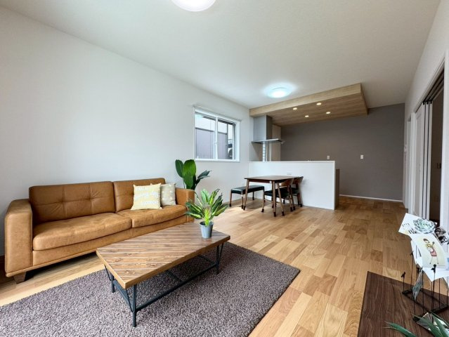 ーSUN COURT－サンコートー小倉南区朽網西1丁目　【小倉南区　新築戸建て】の居間・リビング|明るく開放的な空間を演出する天井高2.7mのリビングダイニング♪【小倉南区　新築戸建て】