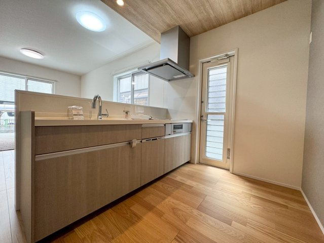 ーSUN COURT－サンコートー小倉南区朽網西1丁目　【小倉南区　新築戸建て】のキッチン|リビングとの繋がりを感じる開放的なキッチン♪　【小倉南区　新築戸建て】