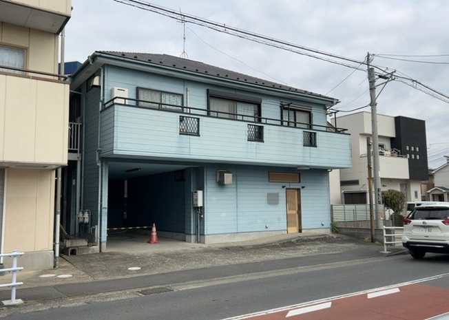 【外観】 | 現地に行くなら、物件の周囲の地形がどうなっているかを見ることも大切です。周辺より低くなっている土地では、大雨などで水が集まりやすいため、地盤が弱くなっているということも考えられるため、注意が必要です。