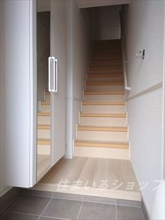 安芸高田市吉田町常友のアパートの玄関|ミラー付き大型シューズボックス