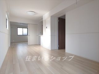 安芸高田市吉田町常友のアパートの居間・リビング