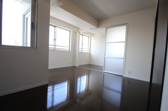 窓の多いリビングです！