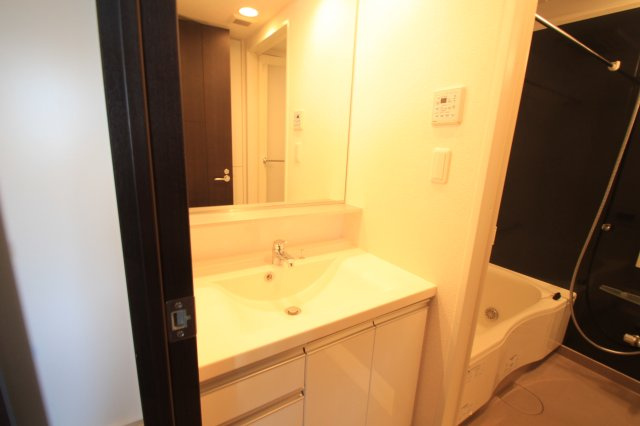 流しの横に小物置ける洗面台です！