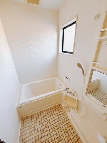【中古戸建】前橋市総社町桜が丘の浴室|■浴室｜デザイン性に優れた浴室♪1日の疲れを癒す、ゆったりとしたバスタイムをぜひお過ごしください(*＾＾*)大きな窓付きで嬉しい♪