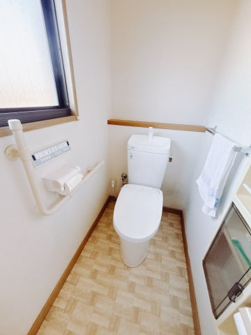 【中古戸建】前橋市総社町桜が丘のトイレ|■トイレ｜1階、2階にもトイレをご用意しております♪窓付きなので常に換気もでき、綺麗保てます♪