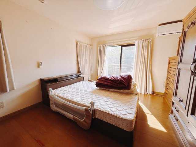 【中古戸建】前橋市総社町桜が丘の洋室|■2階洋室｜ナチュラルカラーの床です。模様替えなどとても楽しく工夫できます♪陽当たり、風通しもとても良いので毎日快適な生活スタートです！子供部屋にも良いですね♪