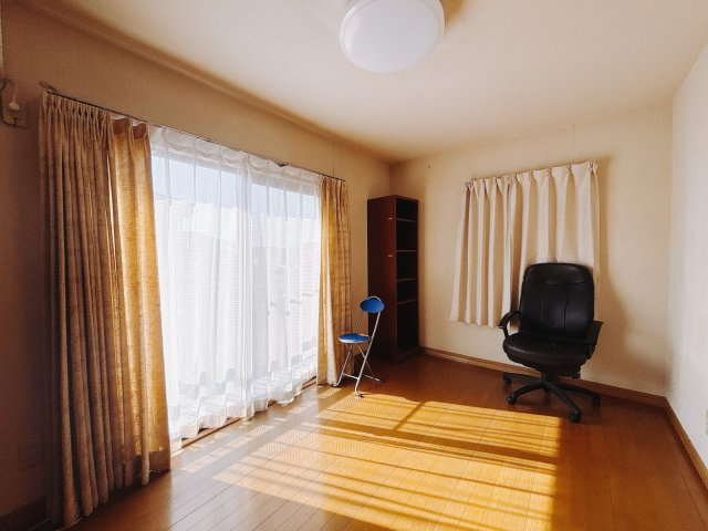 【中古戸建】前橋市総社町桜が丘の洋室|■2階洋室｜ナチュラルカラーの床です。模様替えなどとても楽しく工夫できます♪陽当たり、風通しもとても良いので毎日快適な生活スタートです！子供部屋にも良いですね♪