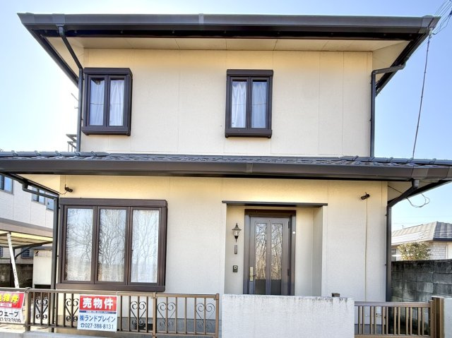 【中古戸建】前橋市総社町桜が丘の外観|■外観｜窓の配置や、爽やかな白ベースの外観が清潔感をもたらします。まっさらなキャンバスのような家にこだわりを彩って…始めよう、あなただけの豊かな暮らし( ＾＾ )