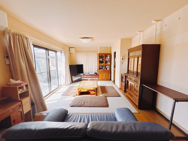 【中古戸建】前橋市総社町桜が丘の居間・リビング|■リビング｜時の流れと共に陽射しは装いを変え空間に新たな彩りを与えます。一日中家に居ても飽きることなく過ごすことができる素敵な空間です♪