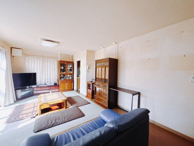 【中古戸建】前橋市総社町桜が丘の居間・リビング|■リビング｜落ち着きのある表情を見せるリビングダイニング。太陽の光がたっぷり差し込むリビングは、自然とご家族が集まる居心地の良い空間です。