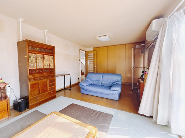 【中古戸建】前橋市総社町桜が丘の居間・リビング|■リビング｜木製で懐かしさのある家具やアンティーク調の小物に囲まれてレコードを流したり小説を読んだり…そんな心ときめく暮らしをしませんか？