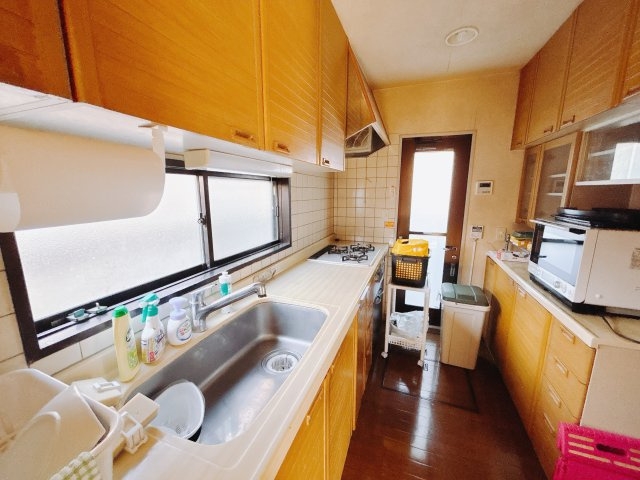 【中古戸建】前橋市総社町桜が丘のキッチン|■キッチン｜ワークトップ下には、圧力鍋やパスタ鍋などのかさばる調理器具もラクラク収納可能なスライド収納！ものが溢れがちなキッチン回りもスッキリきれいに管理ができます♪