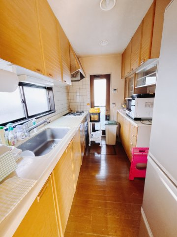 【中古戸建】前橋市総社町桜が丘のキッチン|■キッチン｜ワークトップの幅が広く、お子様といっしょにお料理をつくったり、ちょっとしたパーティーも楽しめます。フラットなのでお掃除がしやすいのもポイントです♪
