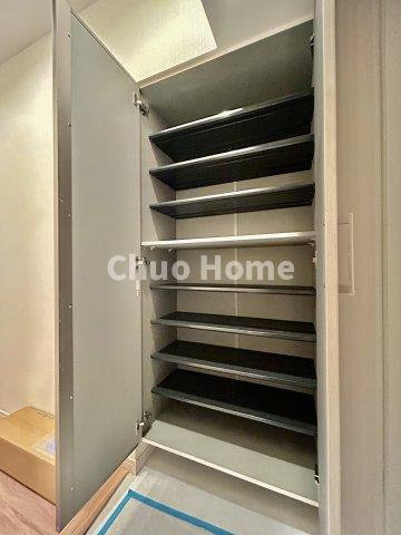 ヴェラハイツ葛西の玄関|【玄関】玄関には大型のシューズクローゼットを設置しておりますのでいつでもスッキリりとした空間を保てます。玄関周りを清潔に使うのはとても大事なことですよね。