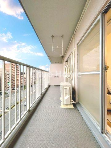 ヴェラハイツ葛西のバルコニー|【バルコニー】幅もあって、奥行きもあるゆとりのバルコニー。洗濯物を干したり乾かしたりだけでなく、ただ出てみるだけでも気持ちいいですよ。