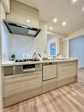 ヴェラハイツ葛西のキッチン|ワイドで収納豊富なシステムキッチン