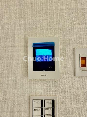 ヴェラハイツ葛西のセキュリティ|【モニターホン】誰が来たかすぐにわかるカラーモニター付きインターホン。通話ボタンを押すまでは室内の音は漏れていませんので相手を確かめてから応対できます。