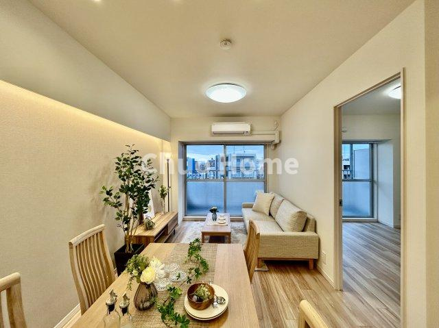 ヴェラハイツ葛西の居間・リビング|【リビングダイニング】一日の中で多くの時間を過すことになるリビングダイニングだからこそ、いつも穏やかな空間であることが必然。爽やかな通風と採光を存分に感じる事が出来る空間です。