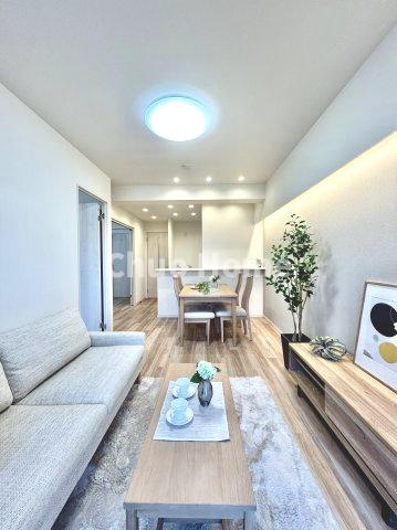 ヴェラハイツ葛西のダイニング|【ダイニング】忙しい朝でも、しっかり家族が揃って食事をして頂けるゆとりある大きさのダイニングスペース。奥様が作る手料理をカウンター越しに受けとって頂き、テーブルで囲む素敵な時間を存分に愉しんで下さい。