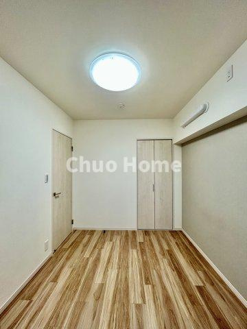 ヴェラハイツ葛西の寝室|【寝室】心と体をゆったりと安らげる主寝室。寝室のゆとりが大きい分だけ、暮らしの安らぎは深まります。一日の疲れを癒すだけでなく、ご夫婦の親密な語らいを紡ぎ出します