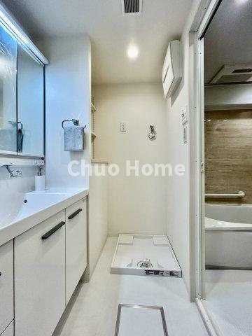 ヴェラハイツ葛西のランドリースペース|【ランドリースペース】担当者がスケールを持ち歩いておりますので、ご見学時には現在お使いの洗濯機などがきちんと収まるかなどもチェックして下さい。見学前に測っておくと非常に便利だと思います。